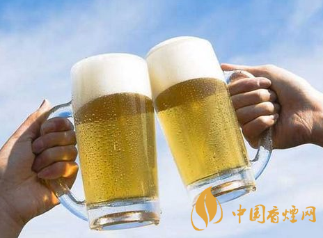 喝啤酒不應(yīng)該吃什么 喝啤酒時(shí)注意的事項(xiàng)介紹